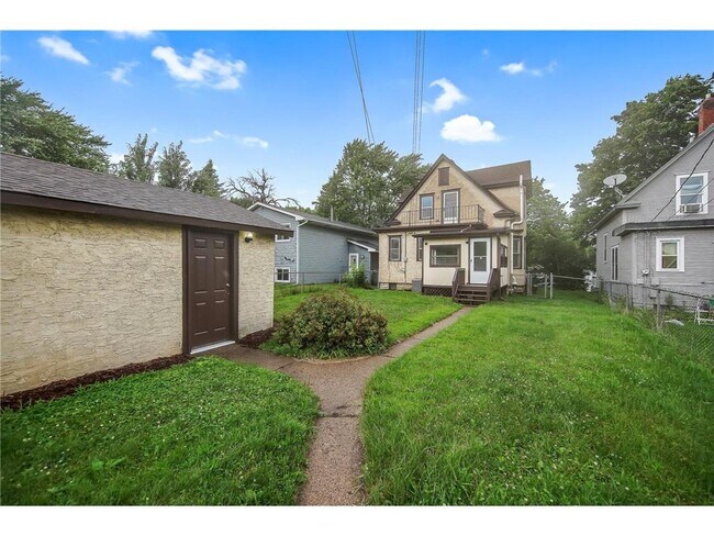 Building Photo - 804 Hawthorne Ave E