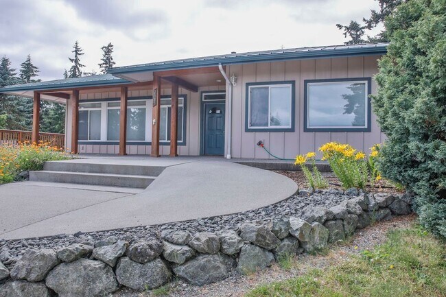 Building Photo - Country Home on Acreage and Pet Friendly!
