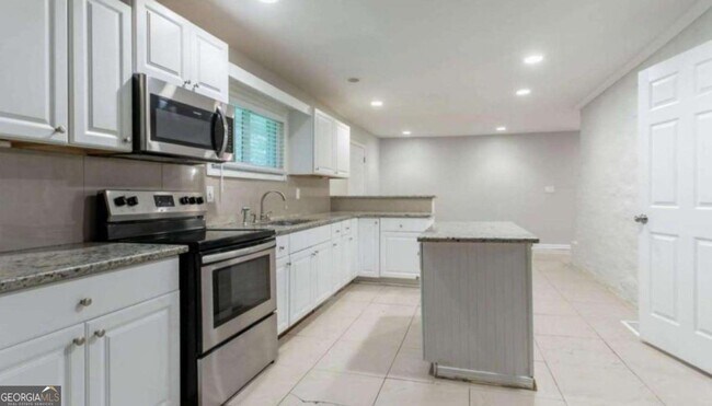 Building Photo - 3409 Hyland Dr