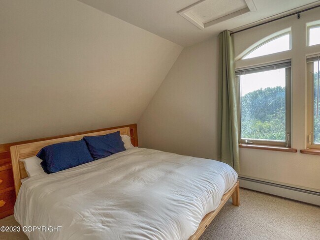 Building Photo - 59900 Winter Wren Ct