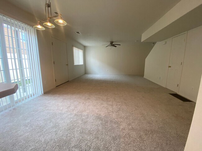Building Photo - 2 bedroom, 2-1/2 bath condo - close to Mal...