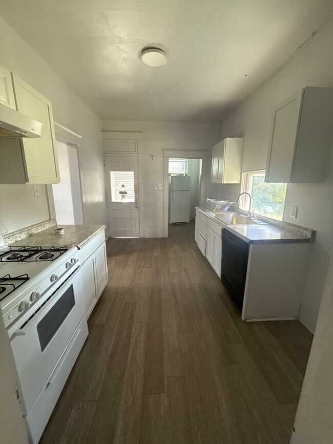 Building Photo - **3-Bedroom, 2-Bathroom House for Rent**