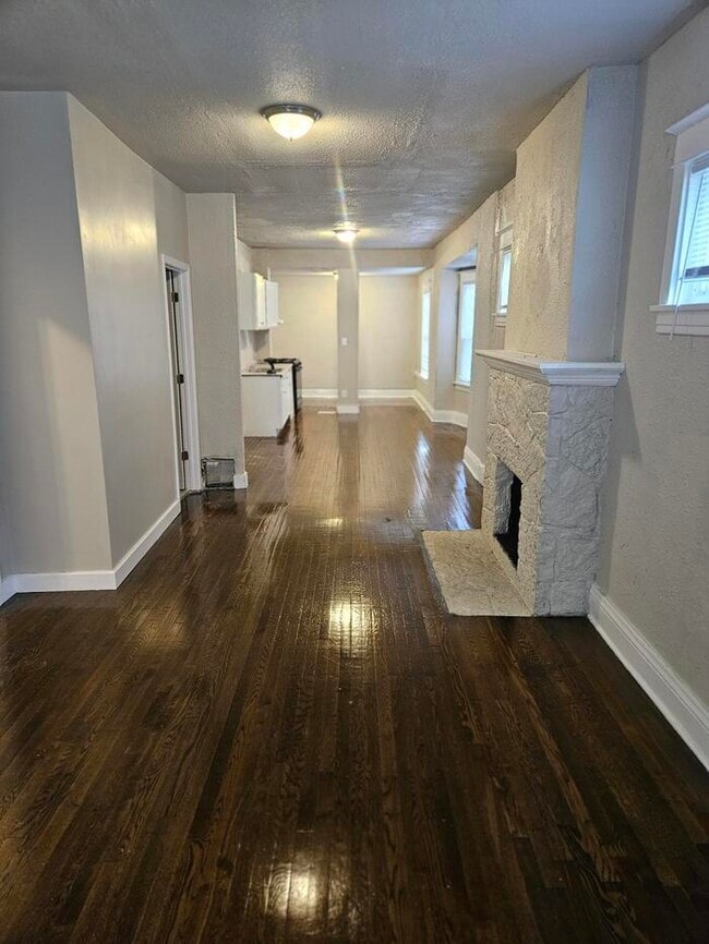 Building Photo - Property available 9/1/25