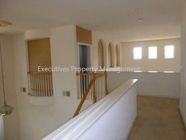 Building Photo - 717 Round Hill Dr