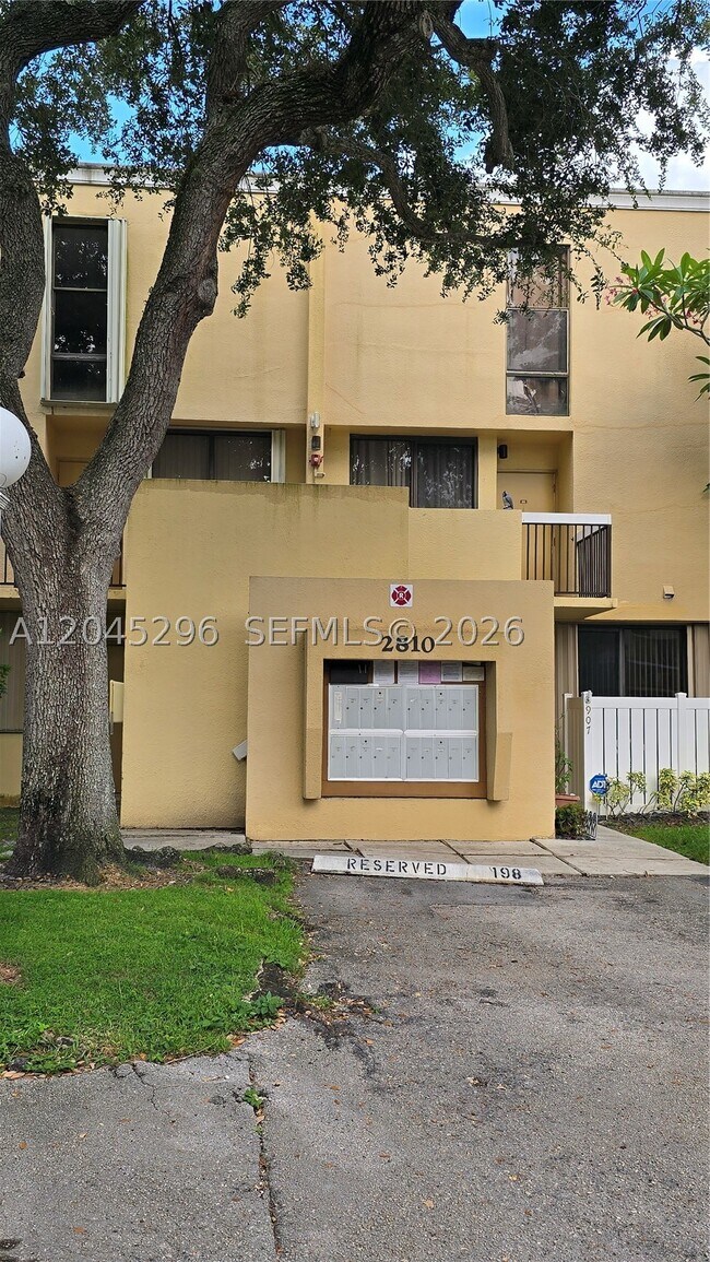 Building Photo - 2810 SW 87th Ave