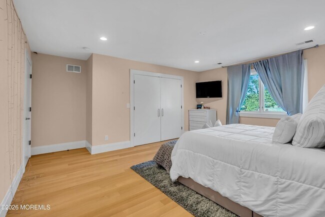 Building Photo - 243 Overbrook Ave