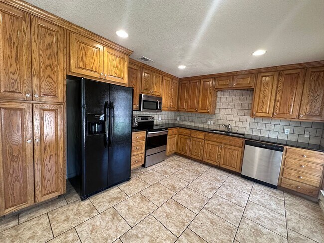 Building Photo - 5/5 House in Small Gated Community Near Ba...