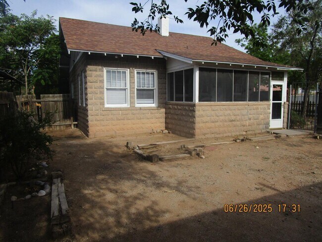 Building Photo - 123 Maple St NE