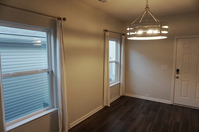 Building Photo - 2221 Silverton Dr