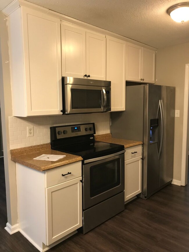 Building Photo - 3 bedroom 2 Bathroom Home in a Cul-de-sac