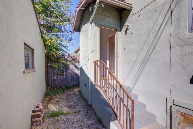 Building Photo - 3216 Bellevue Ave