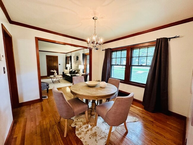 Building Photo - {8100} Picture Perfect Leawood Cottage + C...