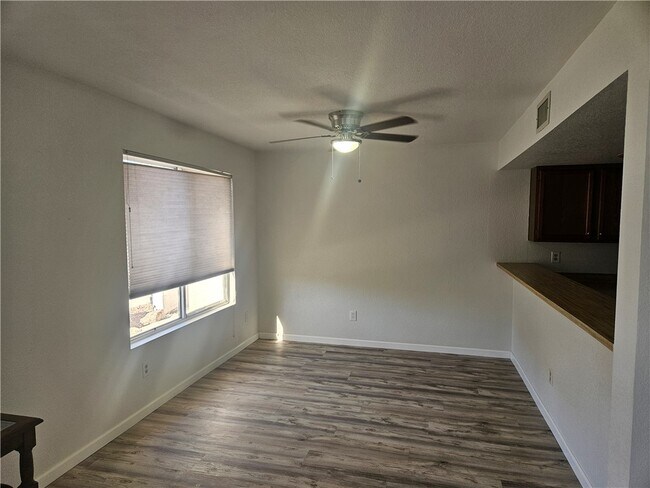 Building Photo - 1800 Club House Dr
