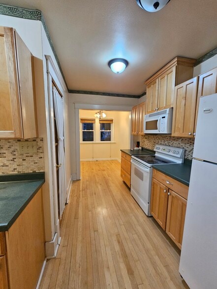 Kitchen - 816 Aurora Ave