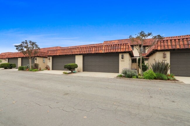 Building Photo - For Rent 3 Bed, 2.5 Bath Condo in Mesa Verde, Costa Mesa $4,195