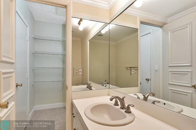 Building Photo - 4020 Galt Ocean Dr