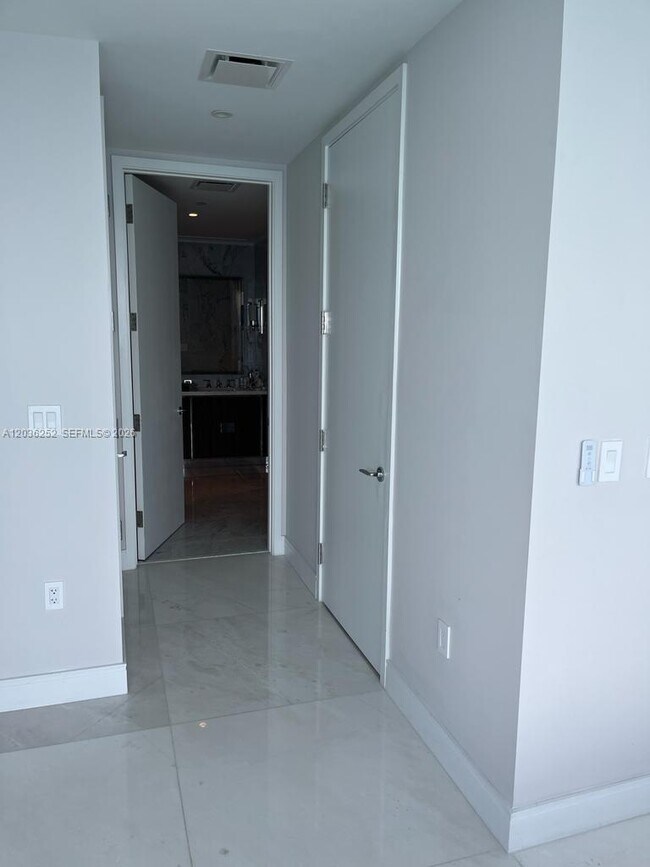 Building Photo - 15701 Collins Ave