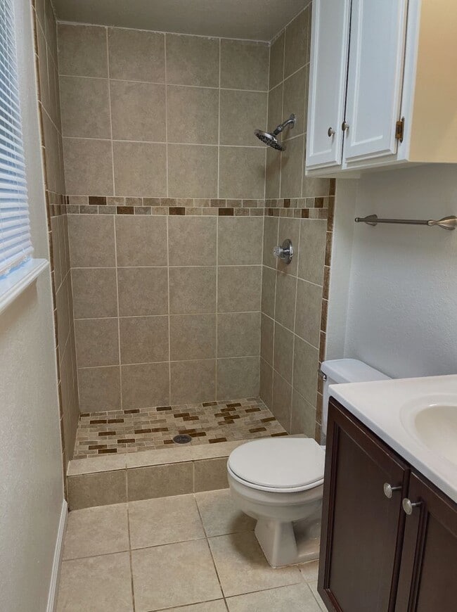 Building Photo - Wood Floors, Covered Patio, PUTNAM CITY SC...