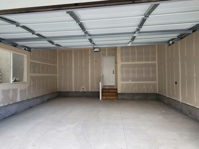 Building Photo - Beautiful  End Unit Townhome In Herriman
