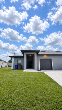 Building Photo - Hidden Gem! Beautiful 3/2 Duplex