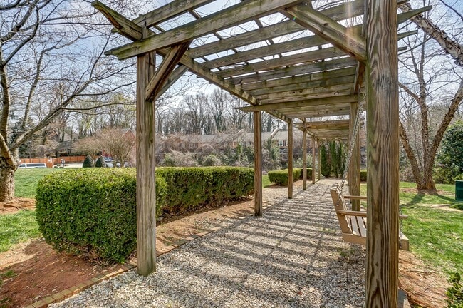 Building Photo - Charming Townhome in Sought-After Williams...