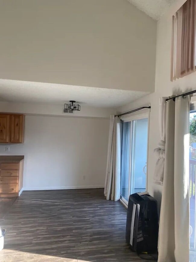 Building Photo - Charming & Cozy Condo