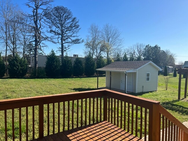 Building Photo - 3 Bedroom 3 Bathroom House with an Office.  Available Now!