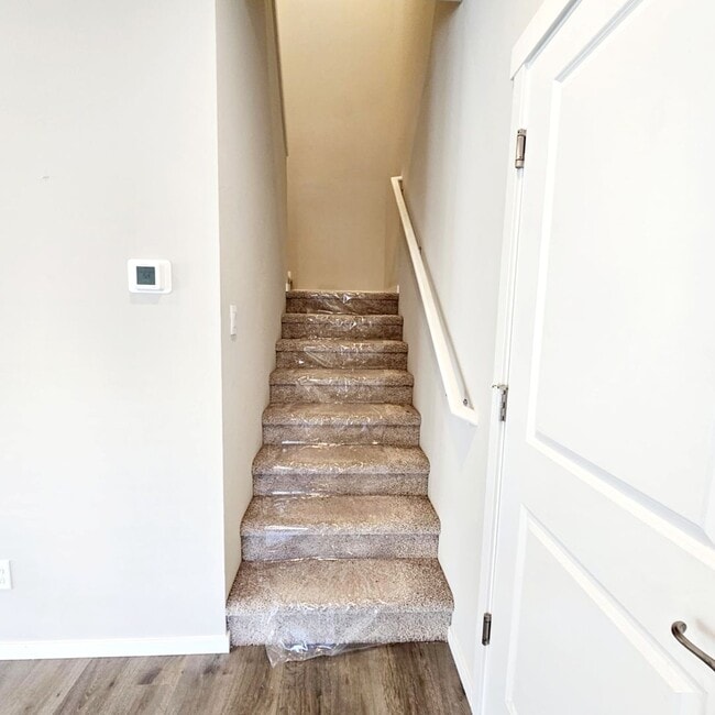 Building Photo - Immaculate and spacious 3 bed townhouse in convenient CK location