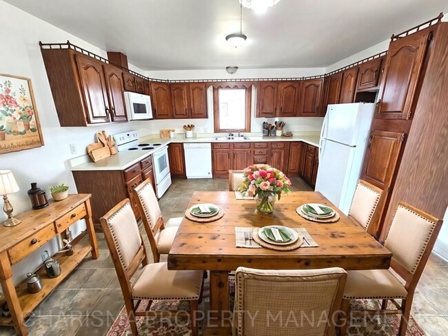 Building Photo - 3 Bedroom, 2 Bath House With All the Charm and Space You Need!