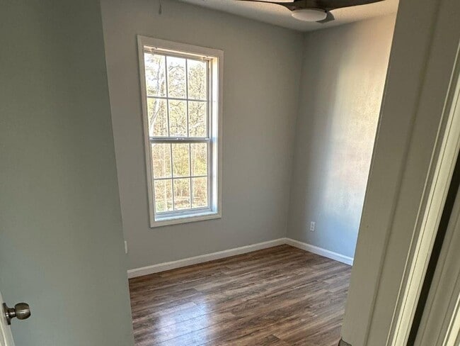 Building Photo - 1261 Lakeview Rd