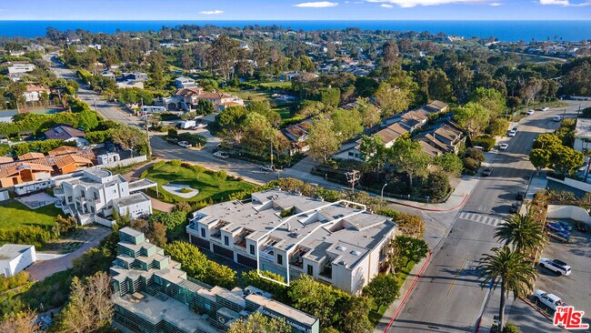 Building Photo - 6502 Dume Dr