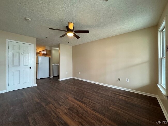 Building Photo - 2 E Main St