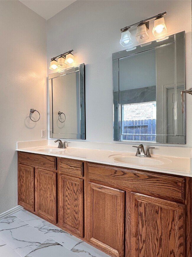 Building Photo - 18507 S Raven Shore Dr