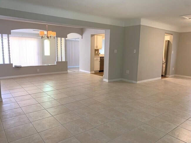 Building Photo - 560 Paula Ave