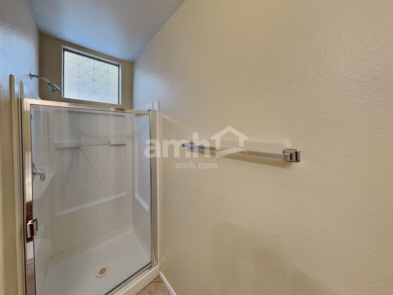 Building Photo - 3469 Chelsea Grove St