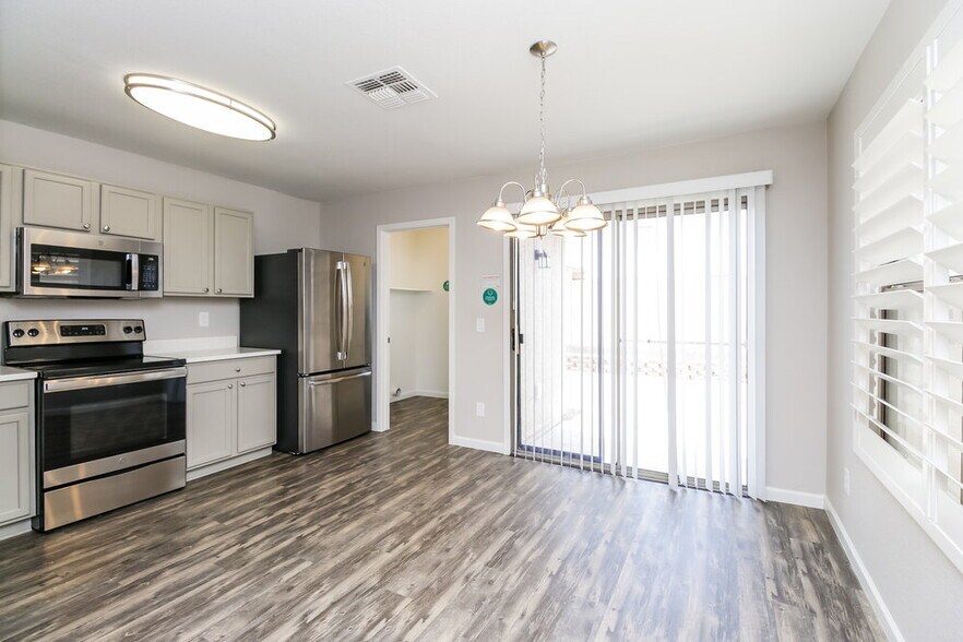 Building Photo - 3241 S Chaparral Rd