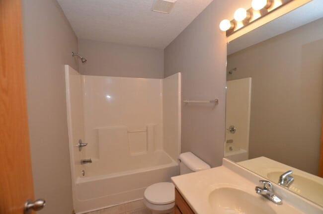 Building Photo - Desirable Brook Run Village Home!