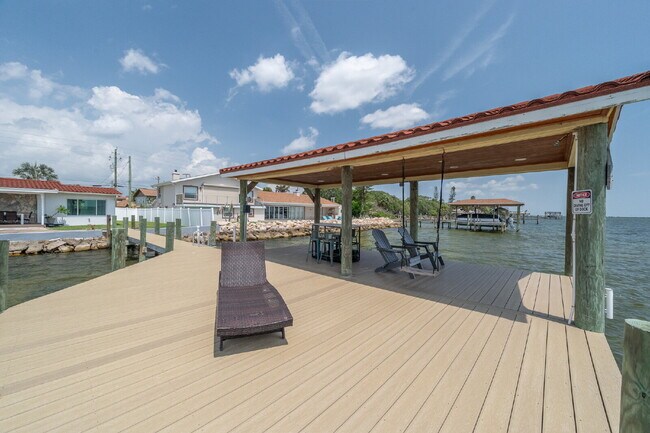 Building Photo - Gorgeous Riverfront 3/2 with dock!!