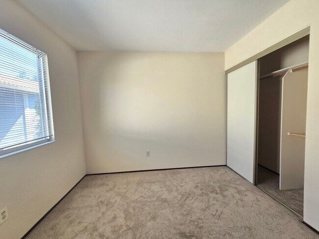 Building Photo - Large 4 bed/2.5 bath home with vaulted cei...