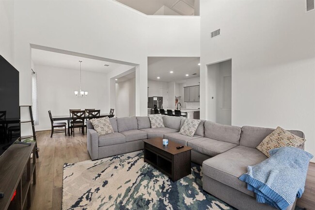 Building Photo - 6520 Verona Pl