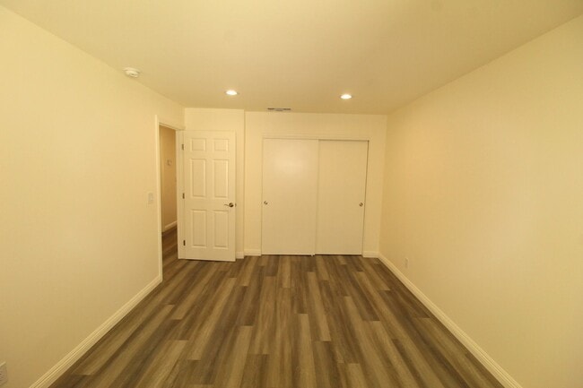 Building Photo - Remodeled 2+1 Upstairs Parkside Condo