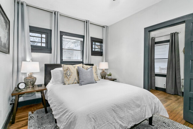 Building Photo - 1143 W 41st Terrace