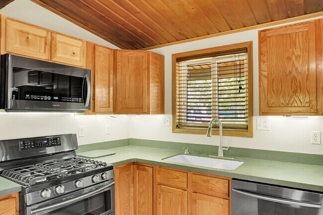 Building Photo - $1,950, 3-bedroom, 1-bathroom house in Col...
