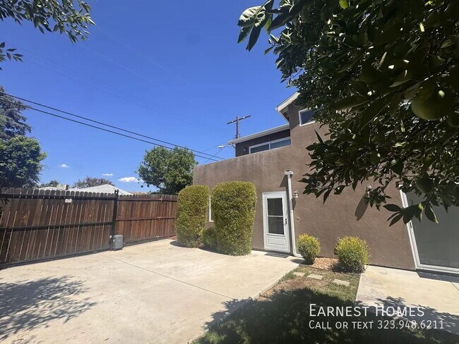 Building Photo - 15033 Hartland St