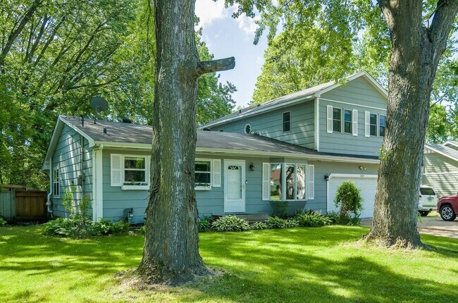 Building Photo - Nice Updated 3br/3ba In Wayzata (1 car garage)