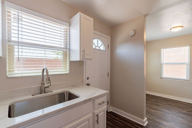 Building Photo - 305-315 N Highland Ave