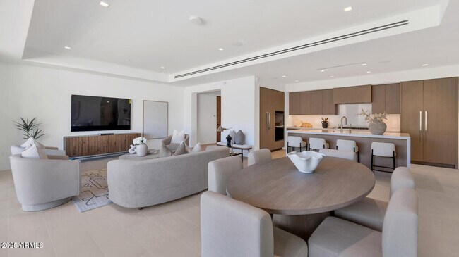 Building Photo - 6587 N Palmeraie Blvd