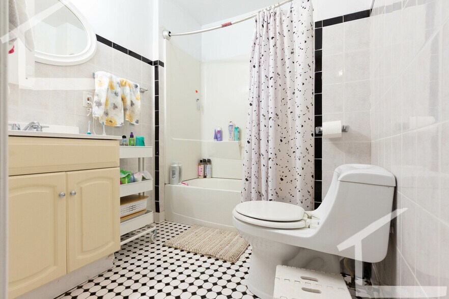 Building Photo - 324 Saint Paul St