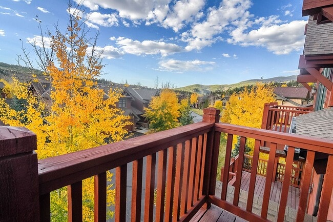 Building Photo - Beautiful townhome, ski shuttle, views, ut...