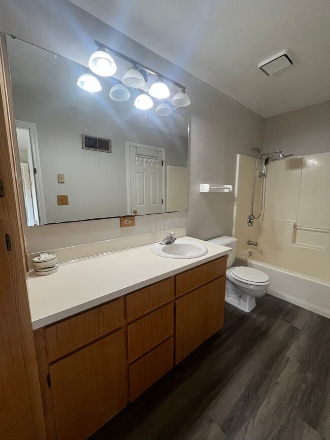 Building Photo - 2-Bedroom 1 1/2-Bathroom Duplex in Thurston